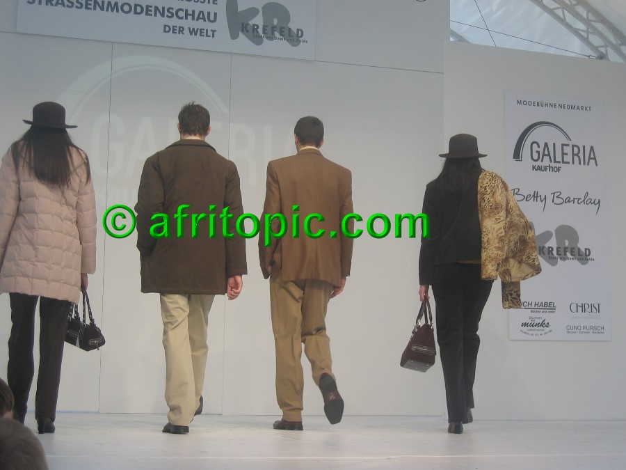 ../Images/Krefeld-Strssenmodenschau-2005 193.jpg